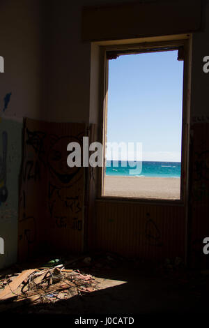 Une chambre à l'hôpital à l'abandon sur la plage de Poetto à Cagliari qui a été en raison de travaux de rénovation ou de démolition depuis de nombreuses années maintenant. Banque D'Images