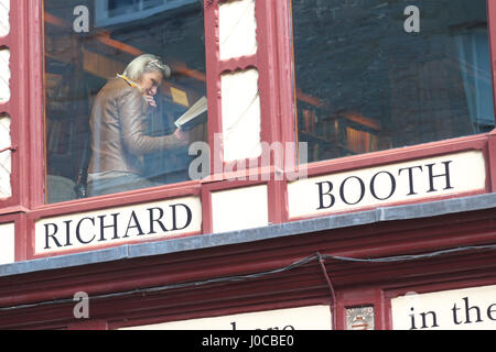 Hay-on-Wye, au Pays de Galles - une femme lisant dans la fenêtre de l'étage de la librairie Galles UK Richard Booth Banque D'Images