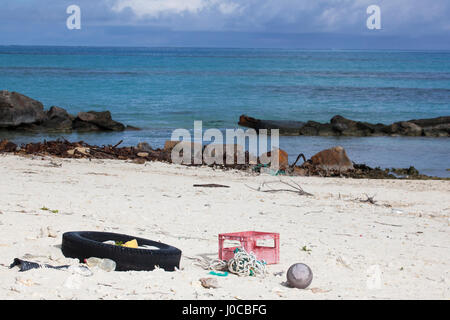 Corbeille incluant des pneus, bouteille d'eau en plastique, fort et des cordes s'est échoué sur la plage d'une île du Pacifique Nord Banque D'Images