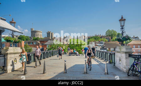 Royaume-uni, Angleterre, Berkshire, Windsor Pont sur la Tamise reliant les villes de Windsor et Eton pour les piétons et la circulation des cycles Banque D'Images