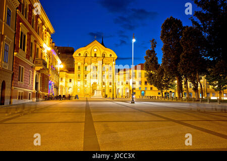 La place de Ljubljana et de l'église vue du soir, capitale de la Slovénie Banque D'Images
