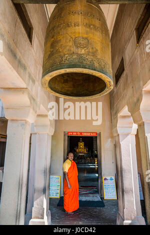 Moines, mulagandhakuti temple bouddhiste Vihara, sarnath, Uttar Pradesh, Inde, Asie Banque D'Images