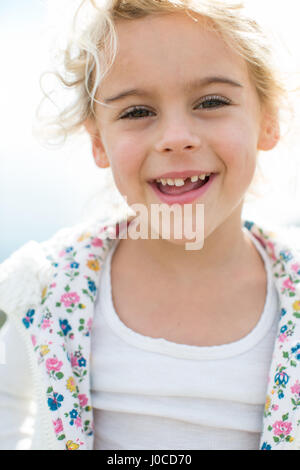 Portrait of cute blonde fille avec absence d'une dent à l'autre Banque D'Images