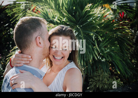 Couple de jouer, s'étreindre, à l'extérieur Banque D'Images