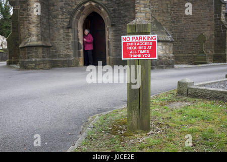 Un avis Pas de parking à l'Église catholique dans les nouvelles usines, High Peak, Derbyshire Banque D'Images