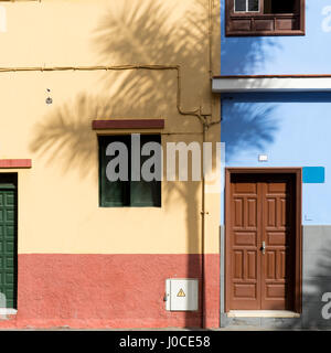 Détail d'une maison à l'ombre d'un palmier Banque D'Images