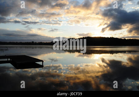 Été magnifique lever du soleil sur le lac en campagne polonaise de la région de Mazurie Banque D'Images