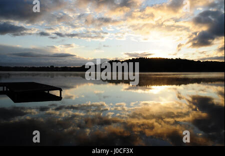 Été magnifique lever du soleil sur le lac en campagne polonaise de la région de Mazurie Banque D'Images