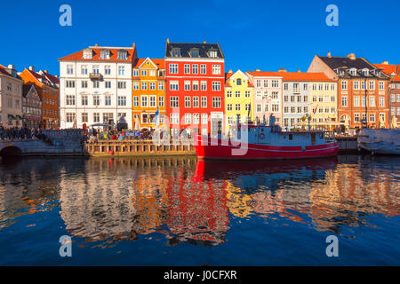 Copenhague, Danemark - Mars 11, 2017 : quartier de Nyhavn de Copenhague. Nyhavn a été construit par le roi Christian V de 1670 à 1673, creusé par prisone suédois