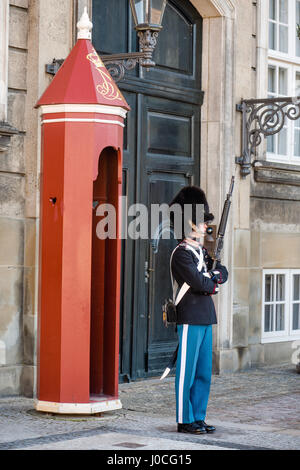 Copenhague, Danemark - 11 mars 2017 : Palais d'Amalienborg, Copenhague. La vie Royal Guards (en danois : Den b comme Livgarde), régiment d'infanterie de Danemark Banque D'Images