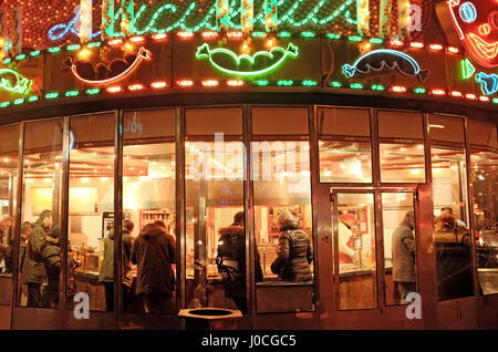 Lucullus Imbiss de nuit sur la Reeperbahn à St Pauli, Hambourg, Allemagne. Banque D'Images