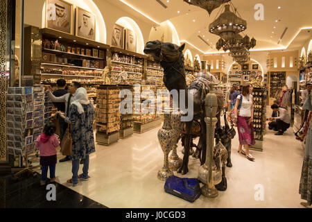 Une boutique de souvenirs dans le centre commercial de Dubaï, DUBAÏ, ÉMIRATS ARABES UNIS Banque D'Images