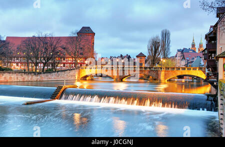 Nuremberg, Allemagne à Bridge. Banque D'Images