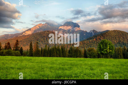 Lever du soleil nuages sur les montagnes, Tatras (Bielskie), Javorina, Slovaquie Banque D'Images