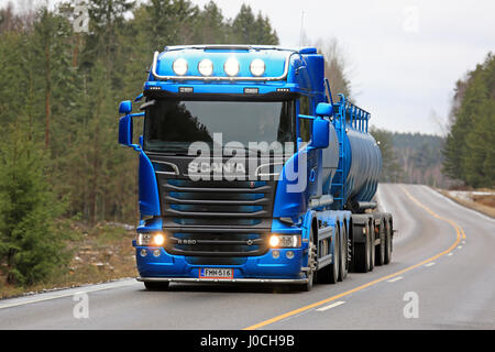 SALO, FINLANDE - le 31 mars 2017 : beau bleu Scania R580 camion-citerne pour le transport de carbonate de calcium précipité on rural road, avec feux sur m Banque D'Images