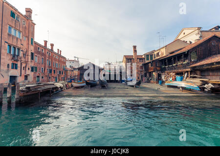 Squero di San Trovaso sous le soleil de printemps à Venise, Italie Banque D'Images