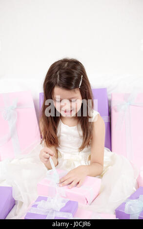 Little girl holding a present Banque D'Images