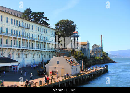 San Francisco, Californie, Etats-Unis - le 28 septembre 2011 : ces hommes et femmes et enfants sont à profiter de la vue de ce qui est maintenant une prison d'Alcatraz Nationa Banque D'Images