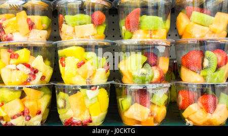 Supermarché Tesco UK. Fruits frais coupés dans des contenants en plastique. Banque D'Images