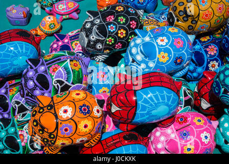 Pots cermaic colorés en forme d'animaux en vente dans la rue, la ville de Mexico Banque D'Images