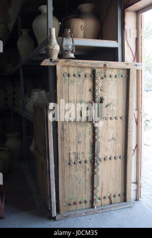 Porte en bois traditionnel à l'A'ali Poterie, Bahreïn Banque D'Images