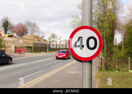 Urban 40 milles à l'heure limite de vitesse signe utilisé dans le Royaume-Uni avec le trafic de flou artistique en arrière-plan Banque D'Images