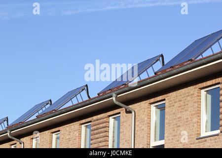 Monté sur des capteurs solaires thermiques Banque D'Images