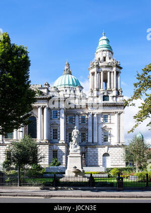 Titanic Memorial monument (érigé en 1920) et Titanic Memorial Garden commémore toutes les victimes du désastre du Titanic dans Donegall Square en face Banque D'Images