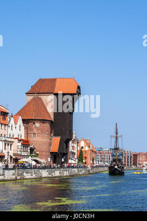 GDANSK, Pologne - 27 août 2016 : vieille ville médiévale avec grue du port en bois, la plus ancienne en Europe, rivière Motlava touristique, bateau de pirate, bateau et foule o Banque D'Images