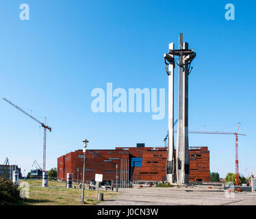 GDANSK, Pologne - 10 juillet 2014 : Centre de la solidarité européenne (ESC) et Monument de la solidarité à Gdansk, Pologne, commémorant les morts shipyard worke Banque D'Images