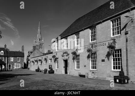 Le sol en bois Buttercross, bâtiment du bureau de poste, et tous les saints de l'église paroissiale, ville de marché de Oakham, Rutland Comté, Angleterre, Banque D'Images