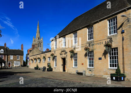 Le sol en bois Buttercross, bâtiment du bureau de poste, et tous les saints de l'église paroissiale, ville de marché de Oakham, Rutland Comté, Angleterre, Banque D'Images