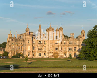 Burghley House stately home et domaine en soirée chaude lumière, Stamford, Lincolnshire, Angleterre, RU Banque D'Images