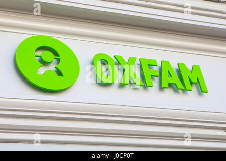 CUMBRIA, UK - 4 avril 2017 : Le logo d'Oxfam au-dessus d'un des passants sur l'une de leurs boutiques de bienfaisance dans la région de Cumbria, UK, le 4 avril 2017. Banque D'Images