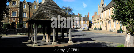 Le sol en bois Buttercross, bâtiment du bureau de poste, et tous les saints de l'église paroissiale, ville de marché de Oakham, Rutland Comté, Angleterre, Banque D'Images