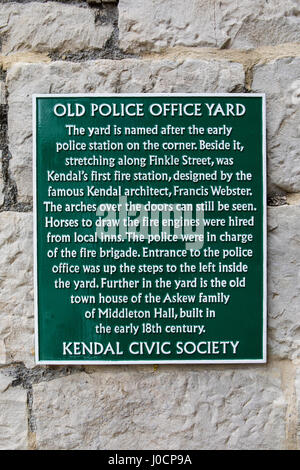 Une plaque dans le centre historique de la ville de Kendal marquant l'emplacement et les détails l'histoire de l'ancien bureau de police de cour. Banque D'Images