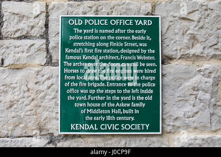 Une plaque dans le centre historique de la ville de Kendal marquant l'emplacement et les détails l'histoire de l'ancien bureau de police de cour. Banque D'Images