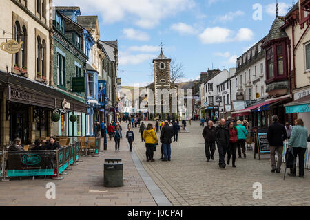 KESWICK, UK - 7 avril 2017 : Le beau centre-ville de Keswick, situé dans la région de Lake District, Cumbria (Royaume-Uni), le 7 avril 2017. Banque D'Images