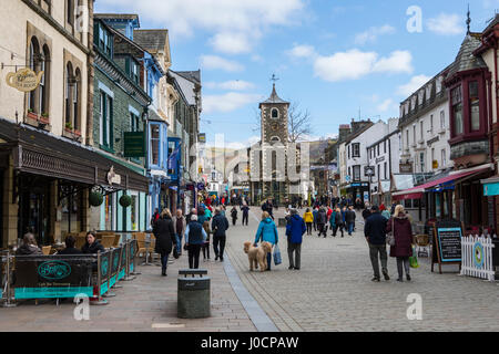 KESWICK, UK - 7 avril 2017 : Le beau centre-ville de Keswick, situé dans la région de Lake District, Cumbria (Royaume-Uni), le 7 avril 2017. Banque D'Images