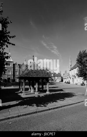 Le sol en bois Buttercross, bâtiment du bureau de poste, et tous les saints de l'église paroissiale, ville de marché de Oakham, Rutland Comté, Angleterre, Banque D'Images