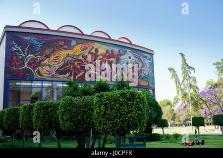 (UNAM), (ou) Université nationale autonome de Mexico. "La Conquista de la Energia" de Chavez Morado murale. Banque D'Images