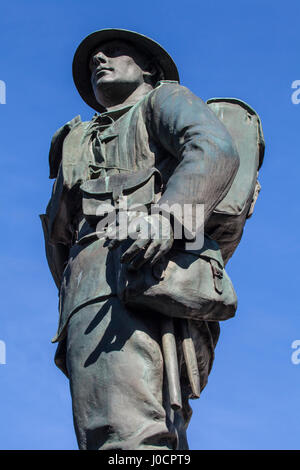 Un monument dédié à ceux qui ont perdu la vie au cours de la Grande Guerre de 1914-1918, situé dans la ville historique de Winchester en Cumbria, UK. Banque D'Images