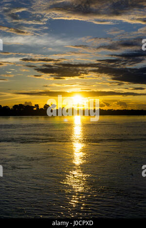 Vue verticale du soleil sur le fleuve Amazone à Leticia, Colombie Banque D'Images