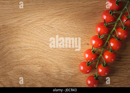 L'alimentation et de la cuisine concept - tomates cerise sur fond bois with copy space Banque D'Images