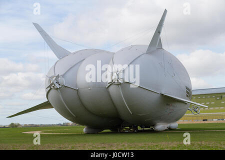 Cardington, Bedfordshire, Royaume-Uni. Apr 11, 2017. L'HYBRIDE Véhicules Air Airlander 10 est amarré à son nouveau mât d'amarrage (MMM), un véhicule à chenilles et mât d'amarrage, ce qui rend plus facile à contrôler et à "repousser" l'Airlander lorsqu'il manoeuvre autour de l'aérodrome. L'aéronef est due pour commencer c'est 2017 Programme d'essais en vol de ce mois. Un système d'atterrissage auxiliaire (ALS) a été ajouté qui permet à l'avion à atterrir en toute sécurité à une plus grande variété d'angles d'atterrissage. Crédit photo : Mick Flynn/Alamy Live News Banque D'Images