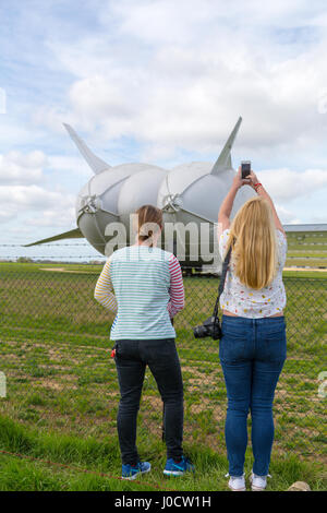 Cardington, Bedfordshire, Royaume-Uni. Apr 11, 2017. L'HYBRIDE Véhicules Air Airlander 10 est amarré à son nouveau mât d'amarrage (MMM), un véhicule à chenilles et mât d'amarrage, ce qui rend plus facile à contrôler et à "repousser" l'Airlander lorsqu'il manoeuvre autour de l'aérodrome. L'aéronef est due pour commencer c'est 2017 Programme d'essais en vol de ce mois. Les spectateurs et les photographes attendre en prévision du premier vol. Crédit photo : Mick Flynn/Alamy Live News Banque D'Images