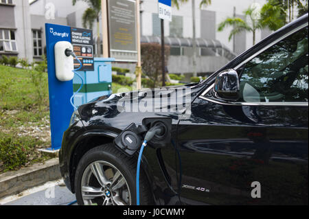 Kuala Lumpur, Malaisie. Apr 11, 2017. BMW X5 xDrive40e charge hybride plug-in à l'Université de Malaya le 11 avril 2017 à Kuala Lumpur, Malaisie. Malaysian Green Technology Corporation, Ahmad Hadri Haris, dit de 2016, 2017 seulement, nous allons avoir 300 stations de charge. L'objectif au cours des cinq prochaines années est d'avoir 25 000 stations de recharge publiques. Crédit : Chris Jung/ZUMA/Alamy Fil Live News Banque D'Images