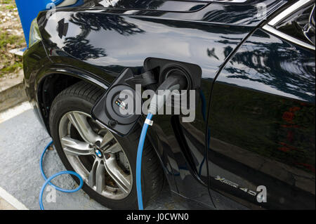 Kuala Lumpur, Malaisie. Apr 11, 2017. BMW X5 xDrive40e charge hybride plug-in à l'Université de Malaya le 11 avril 2017 à Kuala Lumpur, Malaisie. Malaysian Green Technology Corporation, Ahmad Hadri Haris, dit de 2016, 2017 seulement, nous allons avoir 300 stations de charge. L'objectif au cours des cinq prochaines années est d'avoir 25 000 stations de recharge publiques. Crédit : Chris Jung/ZUMA/Alamy Fil Live News Banque D'Images