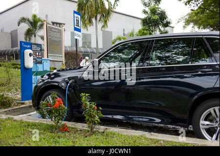 Kuala Lumpur, Malaisie. Apr 11, 2017. BMW X5 xDrive40e charge hybride plug-in à l'Université de Malaya le 11 avril 2017 à Kuala Lumpur, Malaisie. Malaysian Green Technology Corporation, Ahmad Hadri Haris, dit de 2016, 2017 seulement, nous allons avoir 300 stations de charge. L'objectif au cours des cinq prochaines années est d'avoir 25 000 stations de recharge publiques. Crédit : Chris Jung/ZUMA/Alamy Fil Live News Banque D'Images