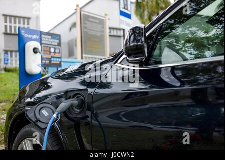 Kuala Lumpur, Malaisie. Apr 11, 2017. BMW X5 xDrive40e charge hybride plug-in à l'Université de Malaya le 11 avril 2017 à Kuala Lumpur, Malaisie. Malaysian Green Technology Corporation, Ahmad Hadri Haris, dit de 2016, 2017 seulement, nous allons avoir 300 stations de charge. L'objectif au cours des cinq prochaines années est d'avoir 25 000 stations de recharge publiques. Crédit : Chris Jung/ZUMA/Alamy Fil Live News Banque D'Images